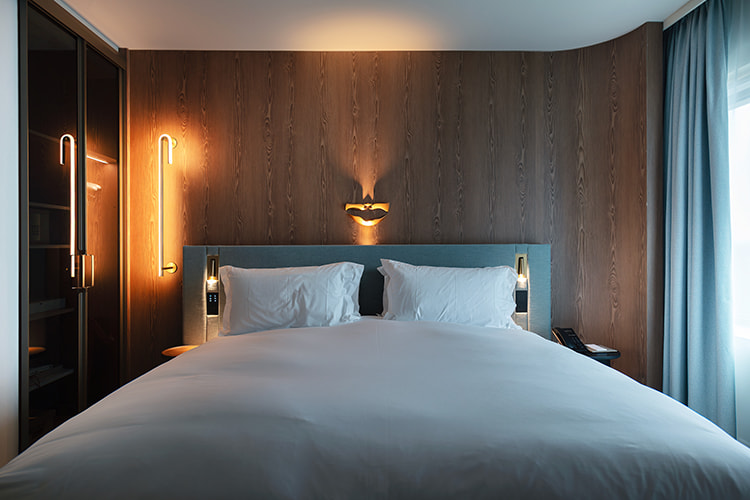 Hotel room with Clicwall wall panels